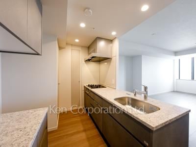 Kitchen ※Photo of the same layout on 20 floor. Decoration and fixture may differ.