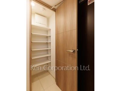 Shoes-In Closet ※Photo of the same layout on 9 floor. Decoration and fixture may differ.