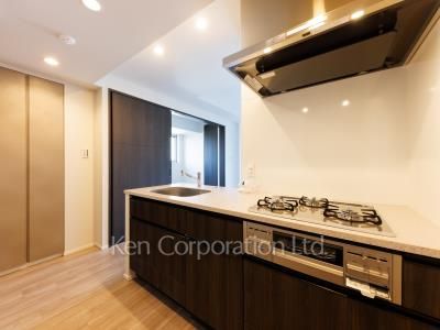 Kitchen ※Photo of the same layout on 10 floor. Decoration and fixture may differ.