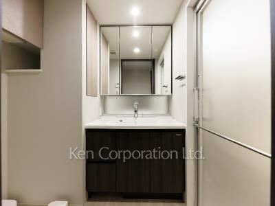 Powder Room ※Photo of the same layout on 10 floor. Decoration and fixture may differ.