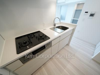 Kitchen ※Photo of the same layout on 13 floor. Decoration and fixture may differ.