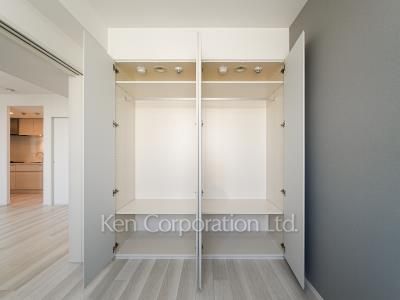 Closet ※Photo of the same layout on 13 floor. Decoration and fixture may differ.