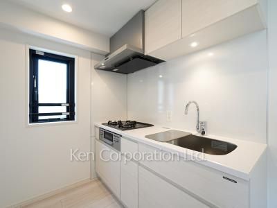 Kitchen ※Photo of the same layout on 13 floor. Decoration and fixture may differ.