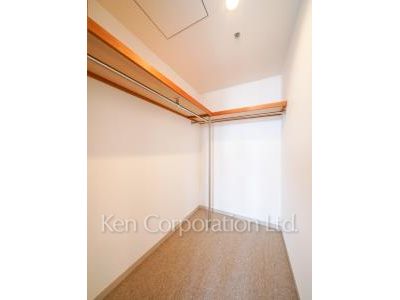 Walk-In Closet ※Photo of the same layout on 32 floor. Decoration and fixture may differ.