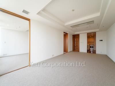 Living-Dining ※Photo of the same layout on 32 floor. Decoration and fixture may differ.