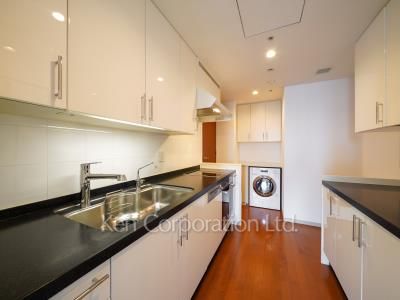 Kitchen ※Photo of the same layout on 32 floor. Decoration and fixture may differ.