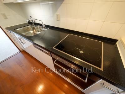 Kitchen ※Photo of the same layout on 32 floor. Decoration and fixture may differ.
