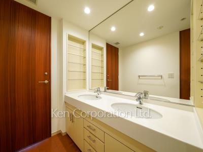 Powder Room ※Photo of the same layout on 32 floor. Decoration and fixture may differ.