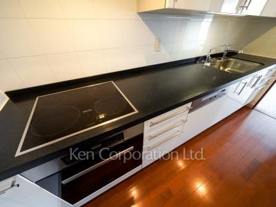 Kitchen ※Photo of the same layout on 32 floor. Decoration and fixture may differ.