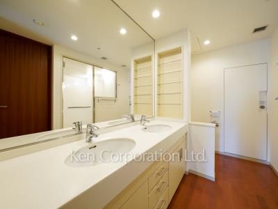 Powder Room ※Photo of the same layout on 32 floor. Decoration and fixture may differ.