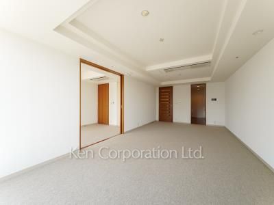 Living-Dining ※Photo of the same layout on 32 floor. Decoration and fixture may differ.