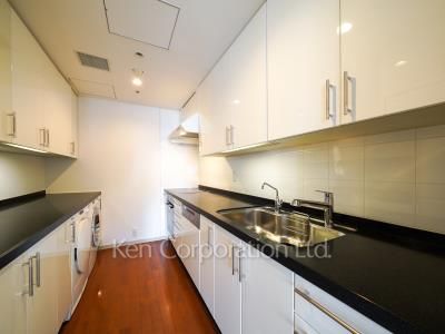Kitchen ※Photo of the same layout on 32 floor. Decoration and fixture may differ.
