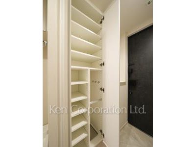Shoes Closet ※Photo of the same layout on 9 floor. Decoration and fixture may differ.