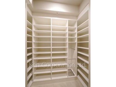 Shoes-In Closet ※Photo of the same layout on 17 floor. Decoration and fixture may differ.