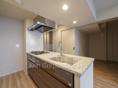 Kitchen ※Photo of the same layout on 17 floor. Decoration and fixture may differ.