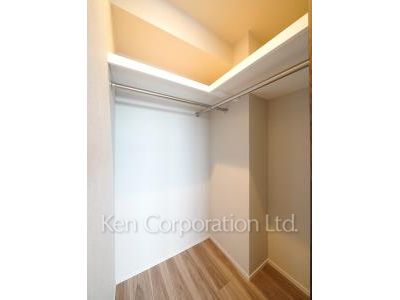 Walk-In Closet ※Photo of the same layout on 17 floor. Decoration and fixture may differ.