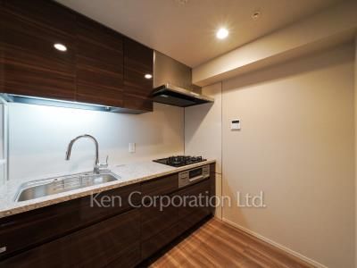 Kitchen ※Photo of the same layout on 17 floor. Decoration and fixture may differ.