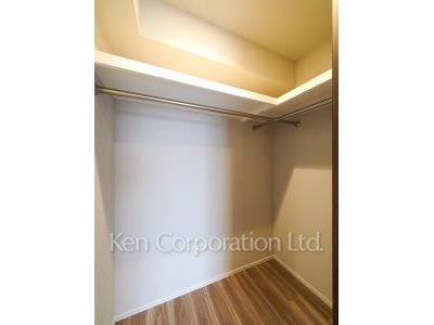 Walk-In Closet ※Photo of the same layout on 17 floor. Decoration and fixture may differ.