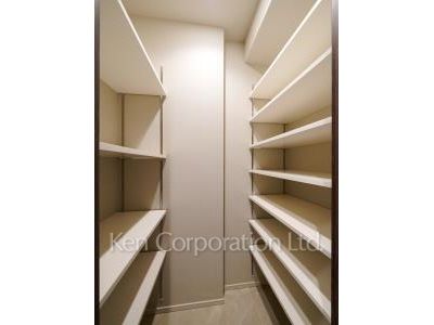 Shoes-In Closet ※Photo of the same layout on 17 floor. Decoration and fixture may differ.