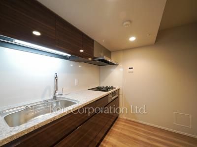 Kitchen ※Photo of the same layout on 17 floor. Decoration and fixture may differ.