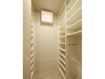 Shoes-In Closet ※Photo of the same layout on 17 floor. Decoration and fixture may differ.