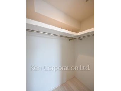 Walk-In Closet ※Photo of the same layout on 13 floor. Decoration and fixture may differ.