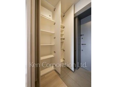 Shoes Closet ※Photo of the same layout on 3 floor. Decoration and fixture may differ.