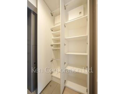 Shoes Closet ※Photo of the same layout on 3 floor. Decoration and fixture may differ.