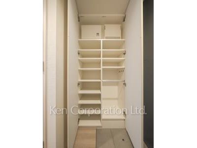 Shoes Closet ※Photo of the same layout on 3 floor. Decoration and fixture may differ.