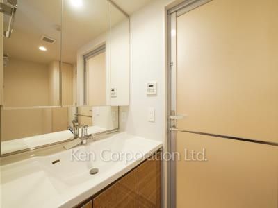 Powder Room ※Photo of the same layout on 3 floor. Decoration and fixture may differ.