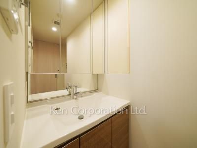 Powder Room ※Photo of the same layout on 4 floor. Decoration and fixture may differ.