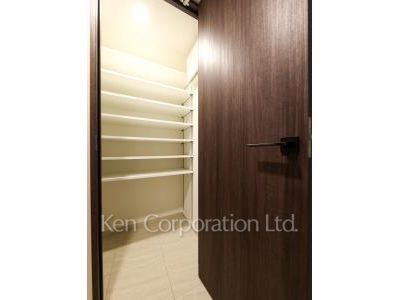 Shoes-In Closet ※Photo of the same layout on 2 floor. Decoration and fixture may differ.