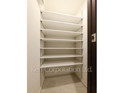 Shoes-In Closet ※Photo of the same layout on 5 floor. Decoration and fixture may differ.