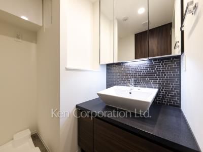 Powder Room ※Photo of the same layout on 5 floor. Decoration and fixture may differ.