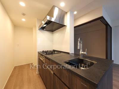 Kitchen ※Photo of the same layout on 4 floor. Decoration and fixture may differ.