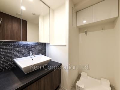 Powder Room ※Photo of the same layout on 4 floor. Decoration and fixture may differ.