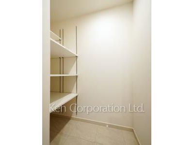 Shoes-In Closet ※Photo of the same layout on 4 floor. Decoration and fixture may differ.