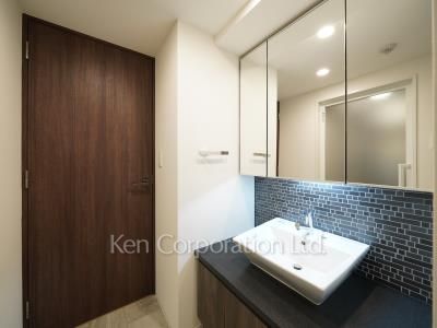 Powder Room ※Photo of the same layout on 4 floor. Decoration and fixture may differ.