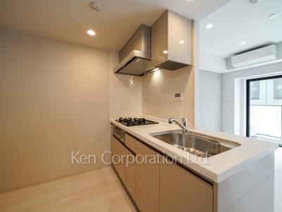 Kitchen ※Photo of the same layout on 9 floor. Decoration and fixture may differ.