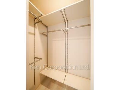 Walk-In Closet ※Photo of the same layout on 9 floor. Decoration and fixture may differ.