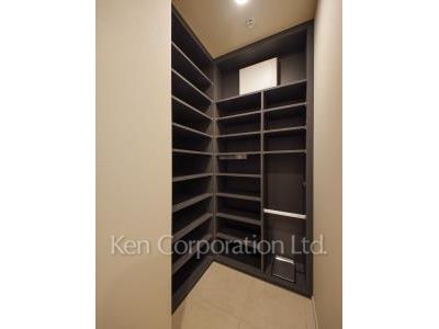 Shoes-In Closet ※Photo of the same layout on 41 floor. Decoration and fixture may differ.