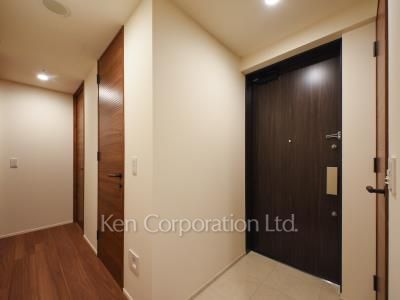 Entrance ※Photo of the same layout on 41 floor. Decoration and fixture may differ.