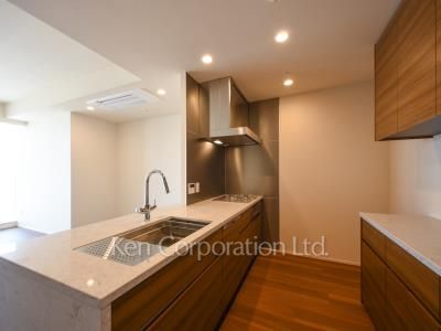 Kitchen ※Photo of the same layout on 41 floor. Decoration and fixture may differ.