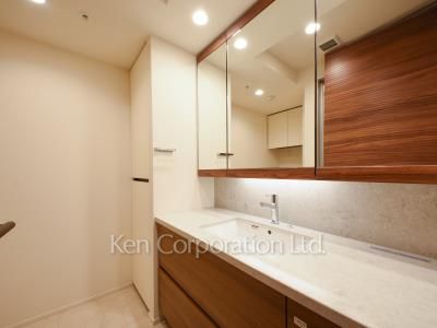 Powder Room ※Photo of the same layout on 41 floor. Decoration and fixture may differ.