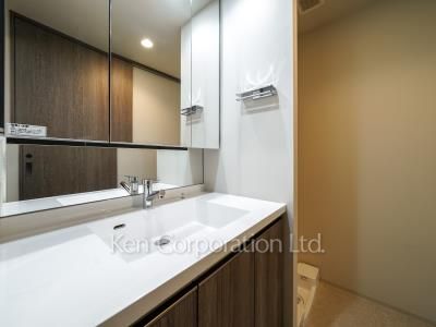 Powder Room ※Photo of the same layout on 12 floor. Decoration and fixture may differ.
