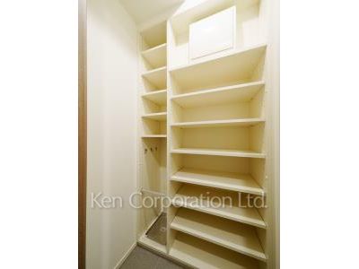 Shoes-In Closet ※Photo of the same layout on 4 floor. Decoration and fixture may differ.