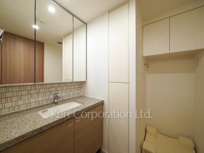 Powder Room ※Photo of the same layout on 4 floor. Decoration and fixture may differ.
