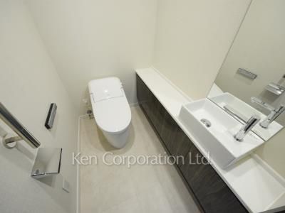 Lavatory ※Photo of the same layout on 24 floor. Decoration and fixture may differ.