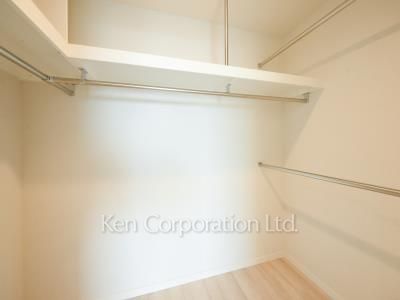 Walk-In Closet ※Photo of the same layout on 24 floor. Decoration and fixture may differ.