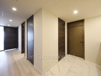 Entrance ※Photo of the same layout on 24 floor. Decoration and fixture may differ.